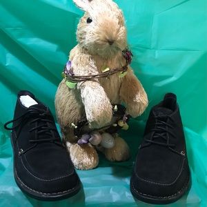 NWOT Clarks Bendable Suede Loafer